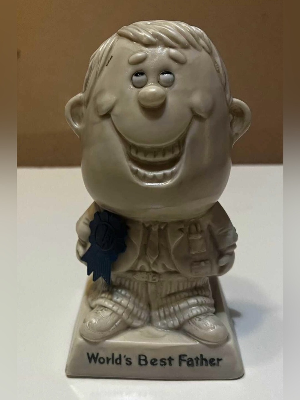 R & W Berries Co 1970 World's Best Father Dad 6" Statue Figurine Blue
Ribbon